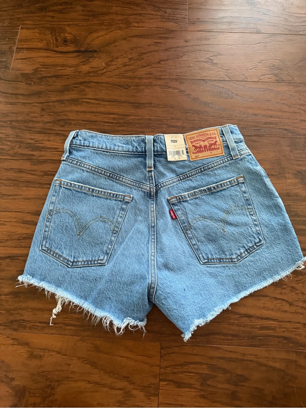 NEW w/ Tags Levi's 501 High-Waist Distressed Denim Shorts - Picture 4 of 5
